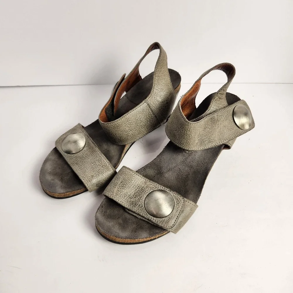 Taos Carousel 2 Wedge Heel Sandals Womens Size 8-8.5 Graphite Grey Leather Shoes
